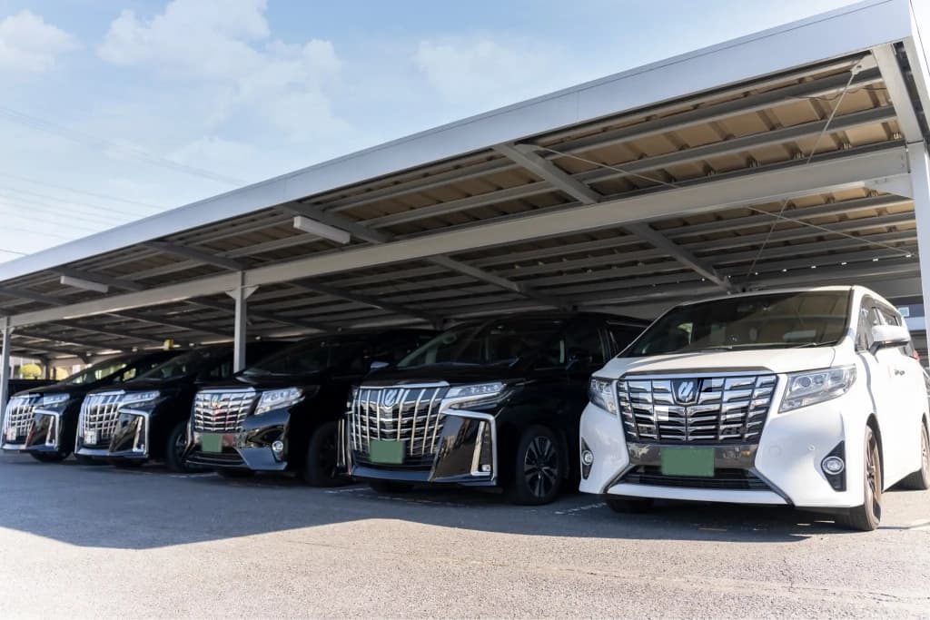 屋根付き駐車場に並ぶトヨタ・アルファードの車列